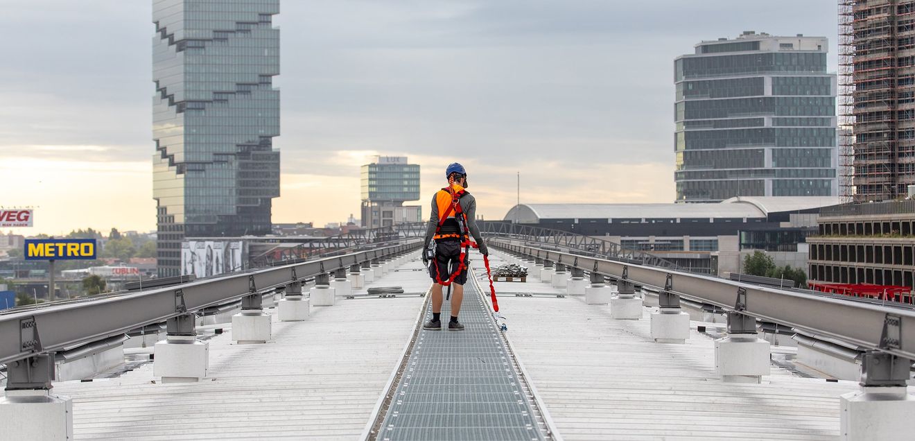Kern der Lösung sind mehrere neu entwickelte Laufstege des Typs LUX-top LST Rail mit einer Breite von 800 Millimetern. Kern der Lösung sind mehrere neu entwickelte Laufstege des Typs LUX-top LST Rail mit einer Breite von 800 Millimetern.