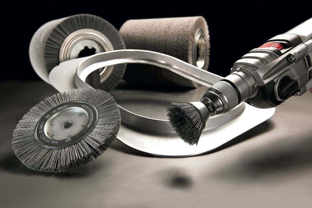 Technische Bürsten für metallische Oberflächen: Die EMO zeigt den finalen Schliff