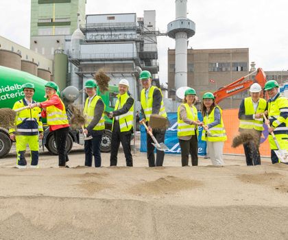 Erste großtechnische CO₂-Abscheide- und Aufbereitungsanlage für die Zementindustrie Vertreter von Heidelberg Materials beim symbolischen Spatenstich auf dem Gelände der geplanten CO₂-Abscheide- und Aufbereitungsanlage