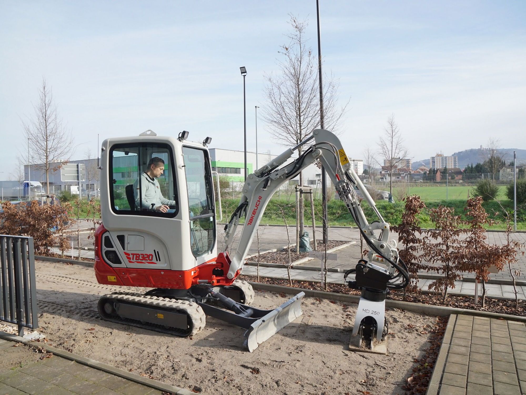 Ein Takeuchi-Minibagger TB 320 im Einsatz bei Straßenarbeiten