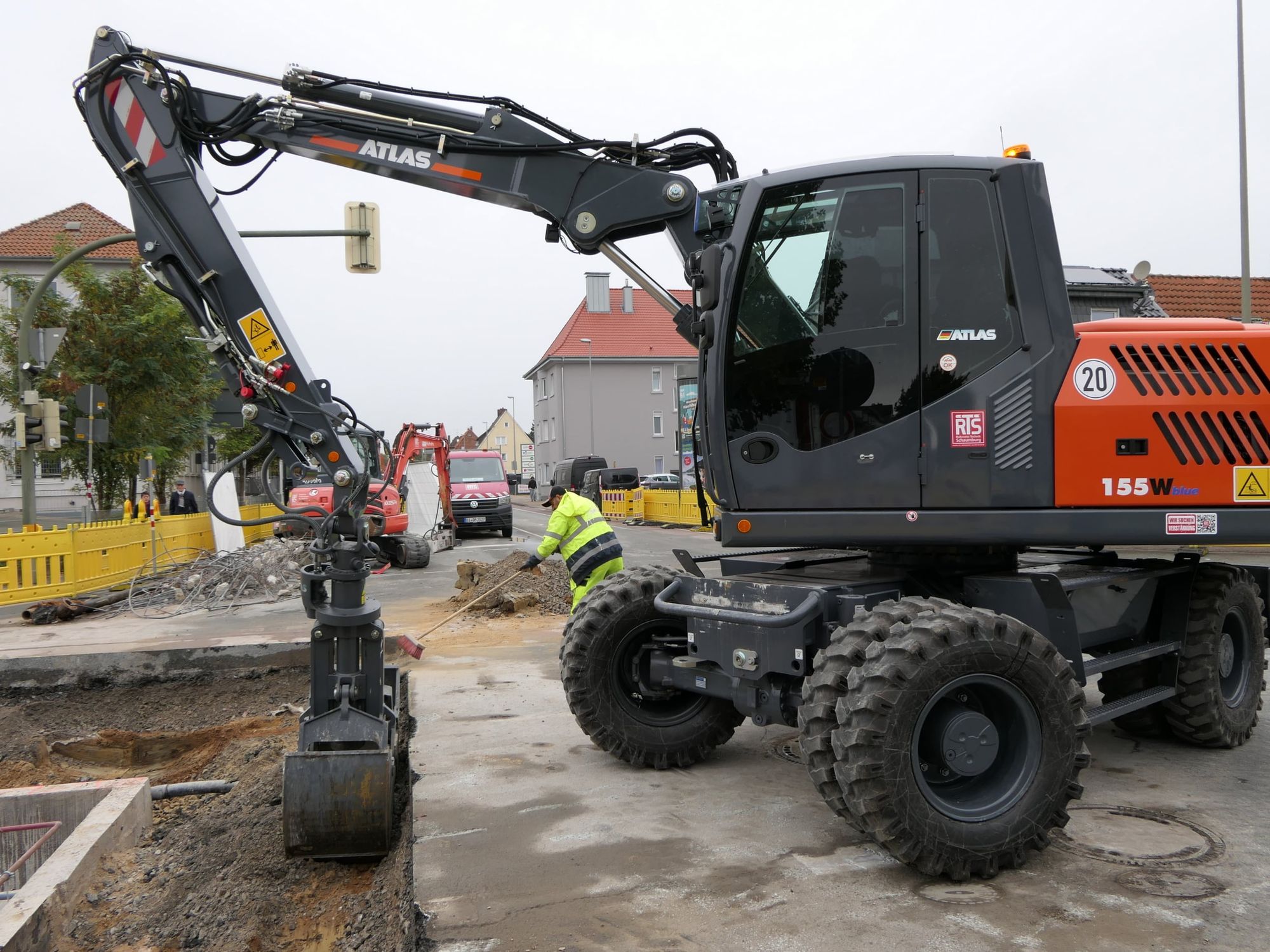 ATLAS 16 t Mobilbagger 155 W im Leitungsbau