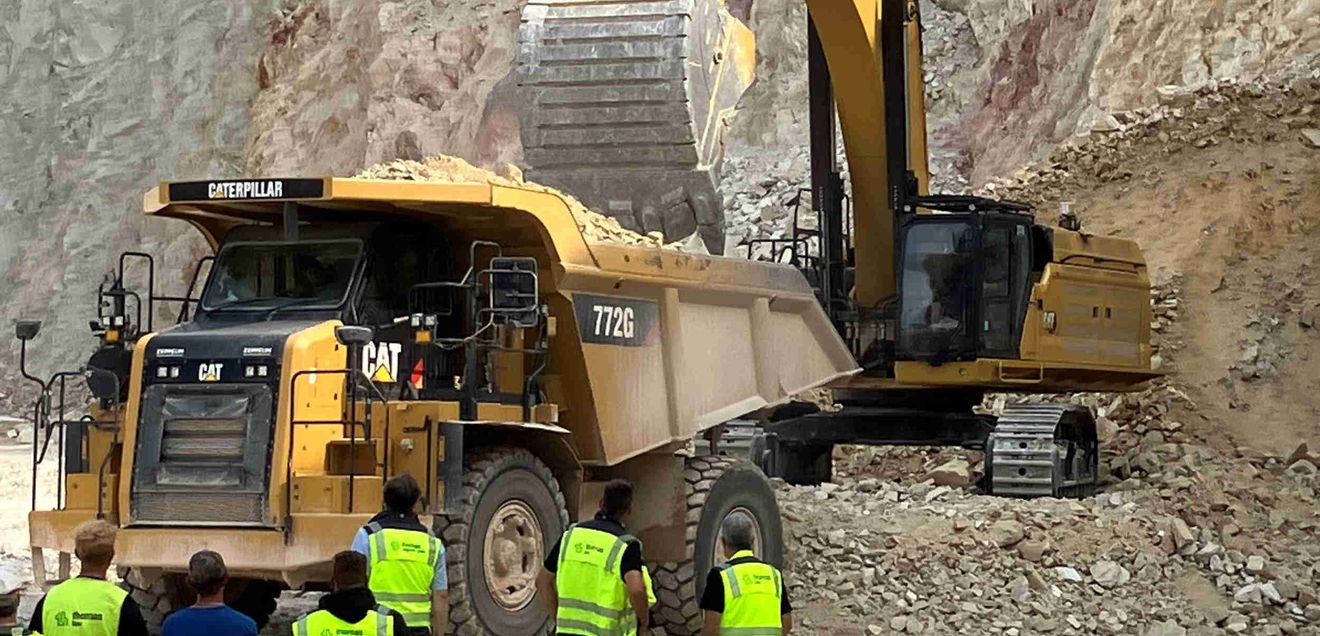 Bei der „Bagger-Party“ im Steinbruch hatten alle Mitarbeiter der thomas asphalt-stein die Ge-legenheit, die Baumaschinen in Aktion zu sehen und den Quarzitabbau live zu erleben. Bei der „Bagger-Party“ im Steinbruch hatten alle Mitarbeiter der thomas asphalt-stein die Ge-legenheit, die Baumaschinen in Aktion zu sehen und den Quarzitabbau live zu erleben.
