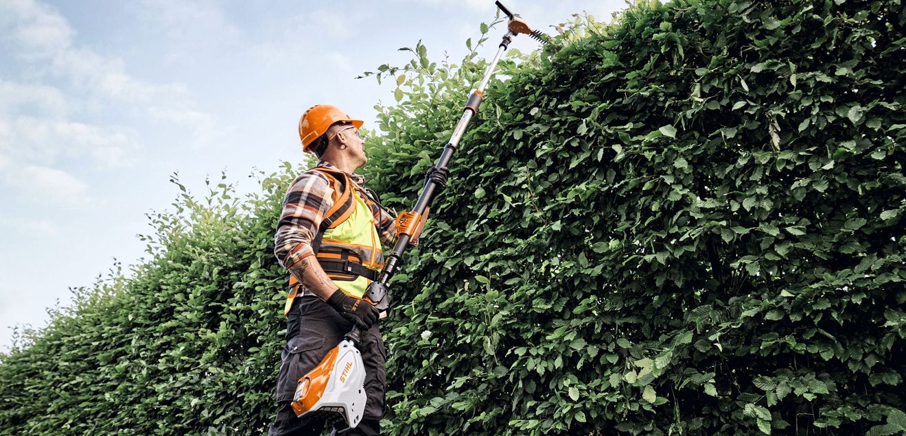 Leistungsstärkster Akku-Heckenschneider im Stihl Sortiment Hohe Hecken effizient vom Boden aus schneiden