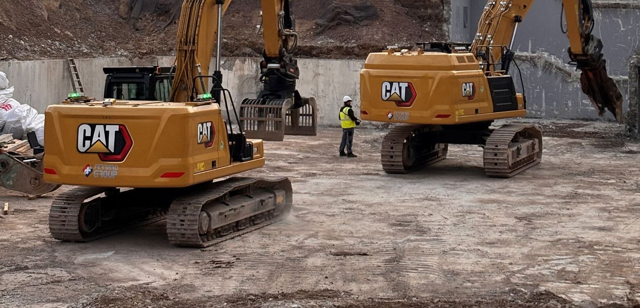 Die Cat Kettenbagger 352 und 330 werden erstmals mit Cat Command über eine Konsole gesteuert. Die Cat Kettenbagger 352 und 330 werden erstmals mit Cat Command über eine Konsole gesteuert.