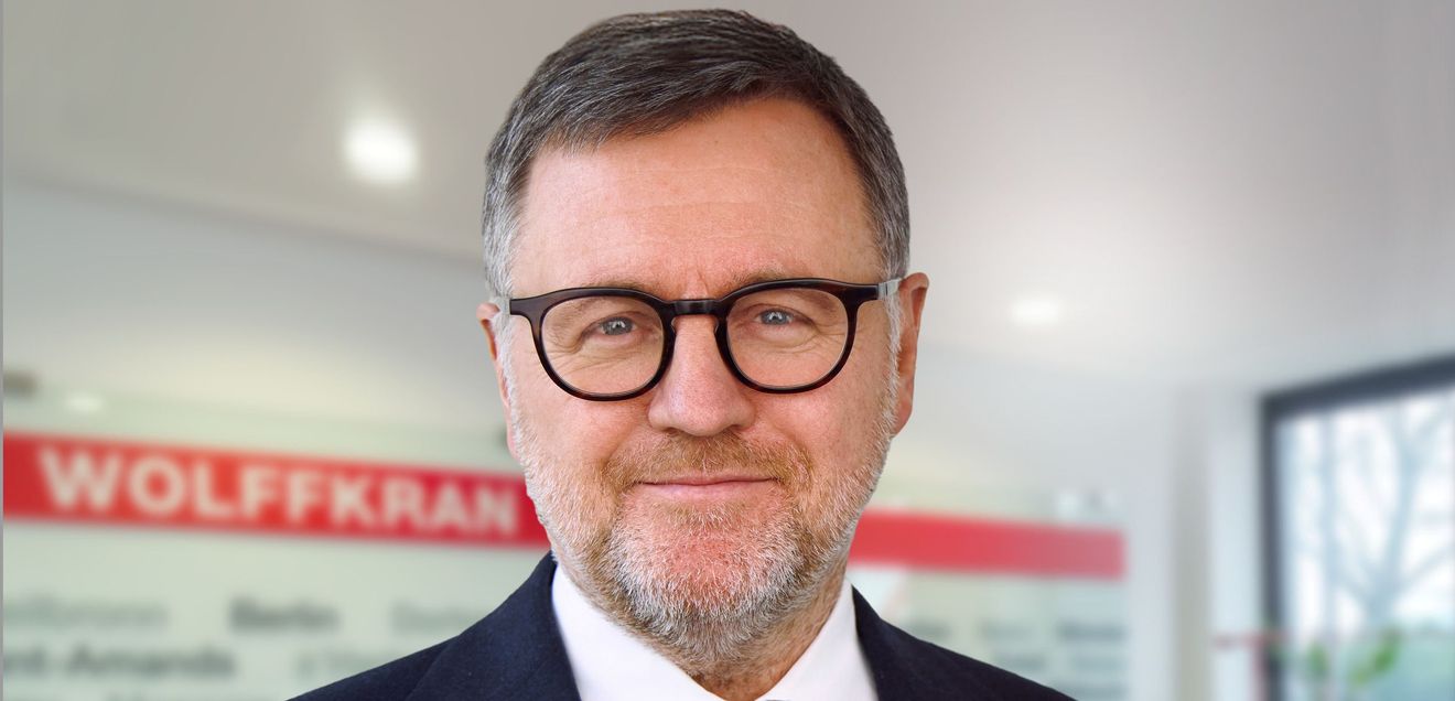 Duncan Salt, seit 2019 CEO von Wolffkran, verfügt über mehr als zwei Jahrzehnte Erfahrung in der Bau- und Turmdrehkranbranche. Der Maschinenbauingenieur und kam 2015 im Zuge der HTC-Übernahme zum Unternehmen. Duncan Salt, seit 2019 CEO von Wolffkran, verfügt über mehr als zwei Jahrzehnte Erfahrung in der Bau- und Turmdrehkranbranche. Der Maschinenbauingenieur und kam 2015 im Zuge der HTC-Übernahme zum Unternehmen.