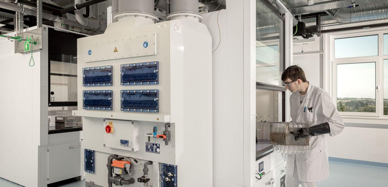 Mit Geräten und Arbeitsweisen im Labor messbar Energie sparen Labormitarbeiter an Laborwerkbank