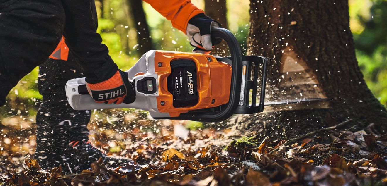 Mit dem mobilen Schnellladegerät Stihl AL 1802 MO sind die neuen Tabless-Akkus AP 100.0 P, AP 200.0. P und AP 300.0 P und PC im ALLPRO-System von Stihl drinnen wie draußen, stationär oder unterwegs in nur neun Minuten zu 80 Prozent geladen. Und in Verbindung mit der ebenfalls neuen Powerstation Stihl PS 2000 ist das Laden auch fernab von einer Steckdose möglich. Mit dem mobilen Schnellladegerät Stihl AL 1802 MO sind die neuen Tabless-Akkus AP 100.0 P, AP 200.0. P und AP 300.0 P und PC im ALLPRO-System von Stihl drinnen wie draußen, stationär oder unterwegs in nur neun Minuten zu 80 Prozent geladen. Und in Verbindung mit der ebenfalls neuen Powerstation Stihl PS 2000 ist das Laden auch fernab von einer Steckdose möglich.