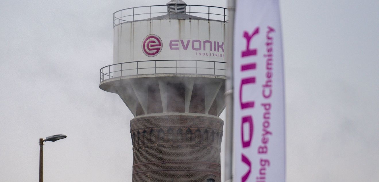 Evonik Logo an Turm Evonik Logo an Turm