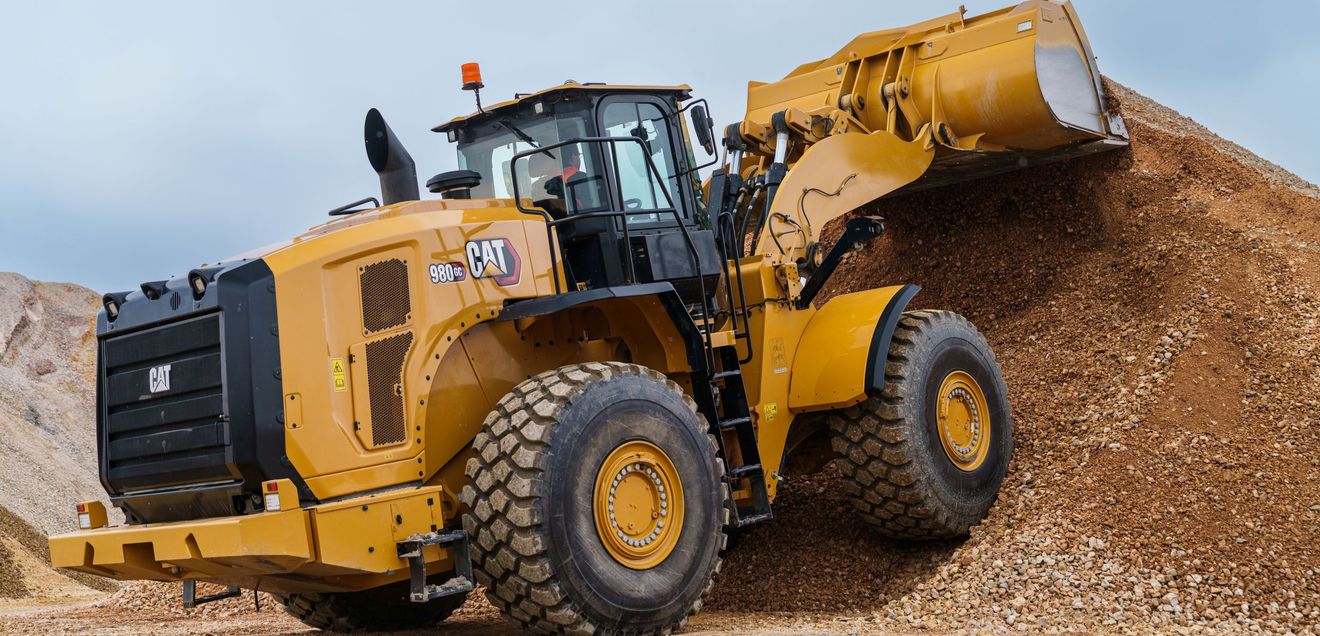 Der Cat 980 GC setzt fort, was den Kern der mittelgroßen Radlader ausmacht: ein niedriger Kraftstoffverbrauch, eine Load-Sensing-Hydraulik und intuitive Bedienelemente. Der Cat 980 GC setzt fort, was den Kern der mittelgroßen Radlader ausmacht: ein niedriger Kraftstoffverbrauch, eine Load-Sensing-Hydraulik und intuitive Bedienelemente.