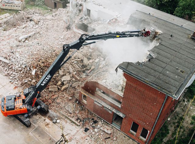 Präzision im Rückbau: Der KTEG 390HR-7 überzeugt in Emden