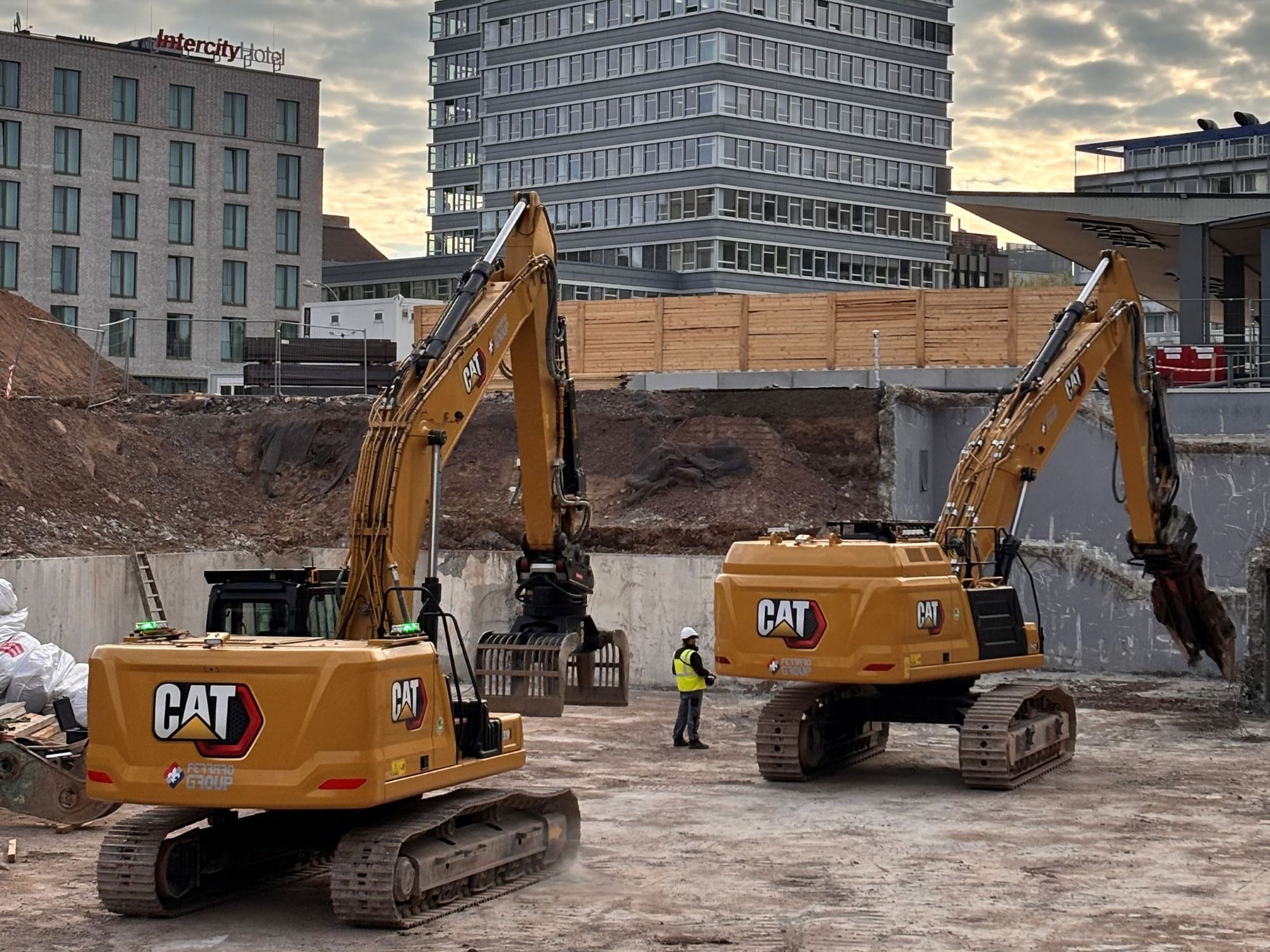 Die Cat Kettenbagger 352 und 330 werden erstmals mit Cat Command über eine Konsole gesteuert.