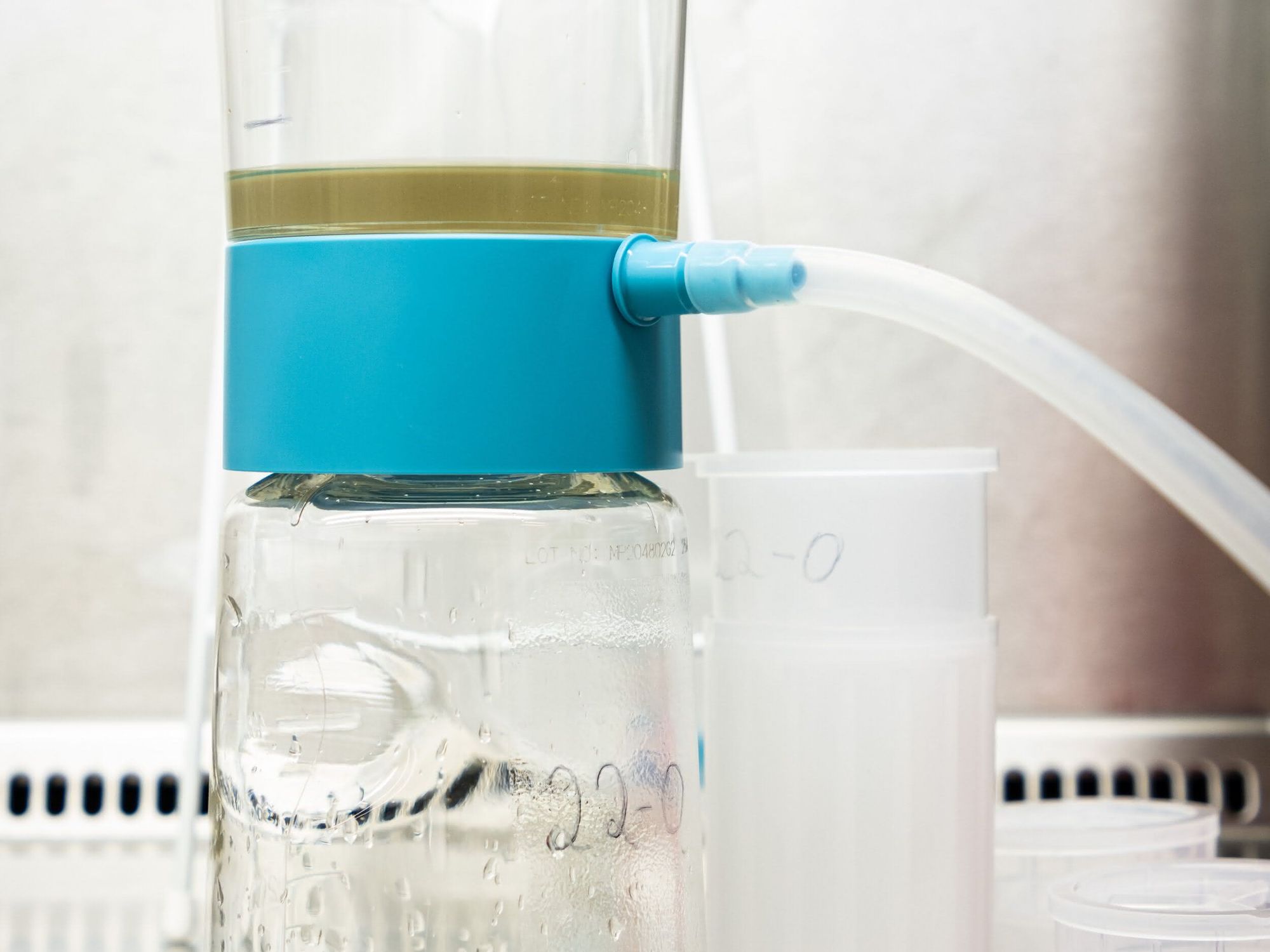 Wasserproben werden filtriert Wasserproben werden filtriert