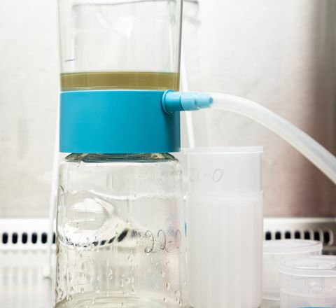 Wasserproben werden filtriert