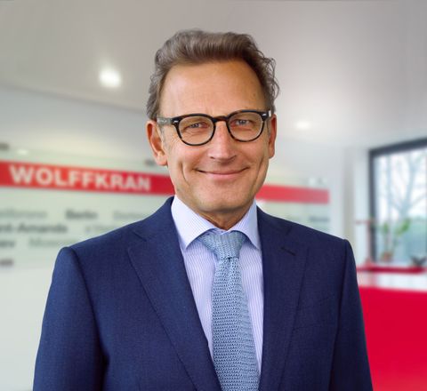 Nach dem starken Wachstum der letzten Jahre wird Wolffkran seine Führungsriege zum 1. April 2026 neu strukturieren. Führungswechsel bei Wolffkran: Dr. Peter Schiefer wird erneut Group CEO