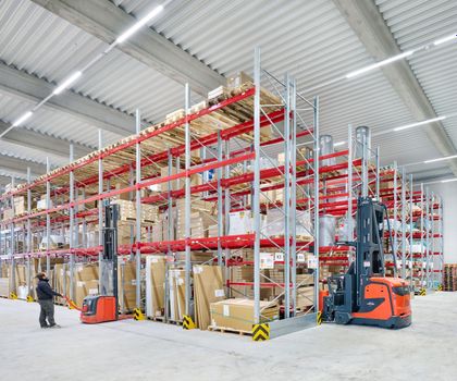 Schmalgangstapler: Ergonomisch unterwegs in 7 Meter Höhe Schmalgangstapler: Ergonomisch unterwegs in 7 Meter Höhe