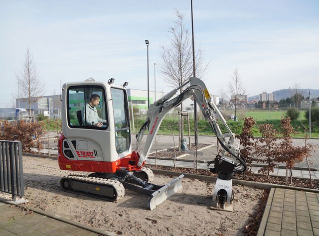 Arbeiten leicht gemacht mit Takeuchi TB 320 Ein Takeuchi-Minibagger TB 320 im Einsatz bei Straßenarbeiten