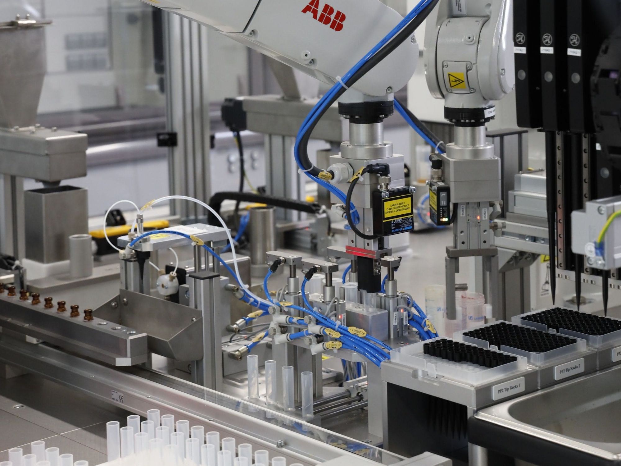 Sechsachs-Roboter als Laborhelfer: Automatisierung in der Pestizidanalytik