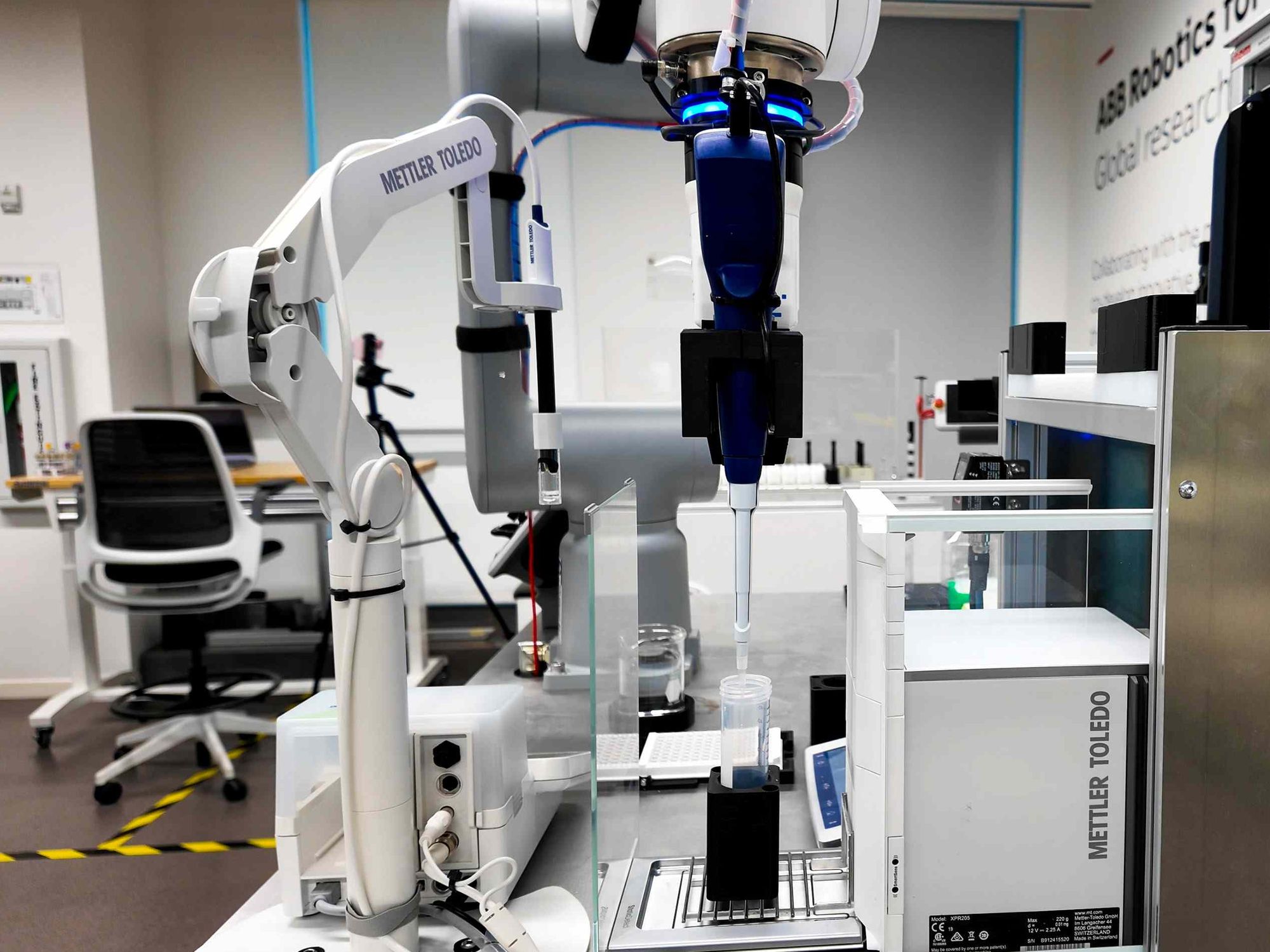 Robotergestützte Labortechnologie: ABB Robotics und Mettler Toledo kooperieren Robotergestützte Labortechnologie: ABB Robotics und Mettler Toledo kooperieren
