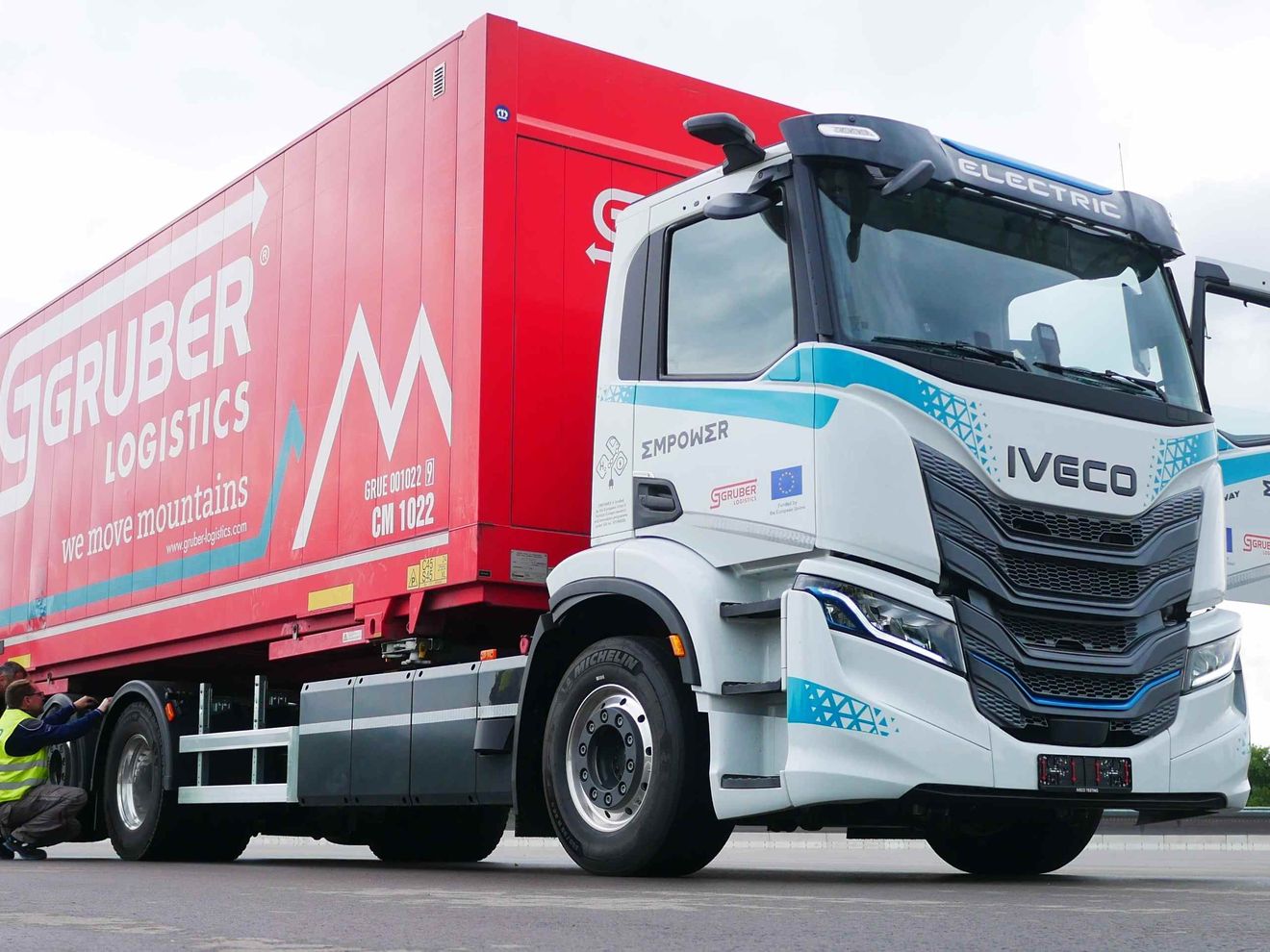 Nutzfahrzeuge: Emissionsfreier Schwerlastverkehr: Gruber Logistics, Iveco und AIT starten Praxistest