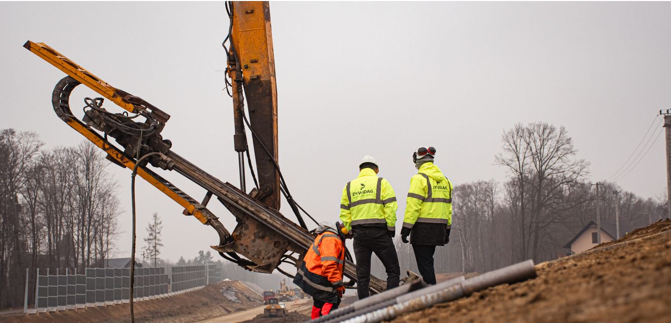 Das Dywi® Drill Hohlstab-System wird vor Ort mittels vorhandener Standard-Bohrgeräte eingebaut.