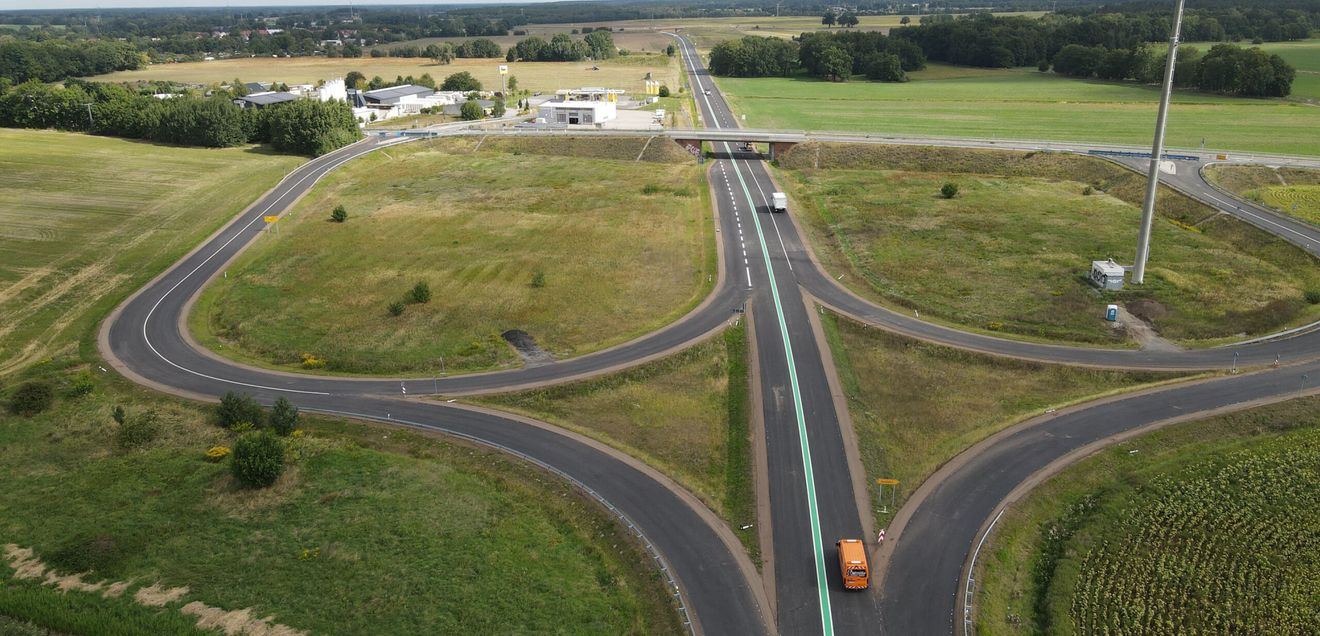 Pionier in Sachen Verkehrssicherheit. Als erste Bundesstraße in Deutschland erhielt die B169 in Südbrandenburg 2009 einen grünen Mittelstreifen zur Fahrbahntrennung.