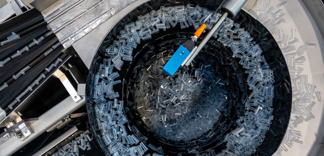 Konstruktion und Betrieb: Vom ERP-System zur KI-Plattform Die Eckdaten der 4-bahnigen Zuführanlage FlexType M in RNAStandardausführung: 12-fache Bereitstellung und Vereinzelung von Werkstücken für Anwendungen.