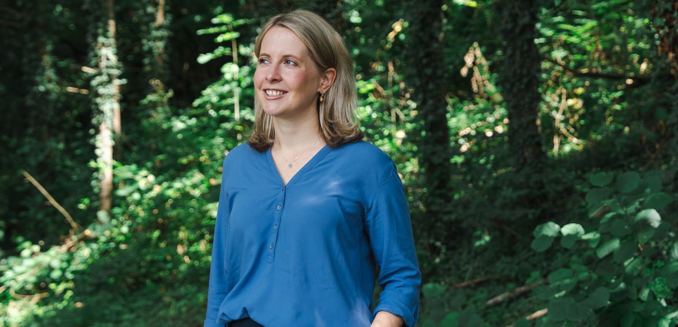 Bauministerin Verena Hubertz in einem Wald