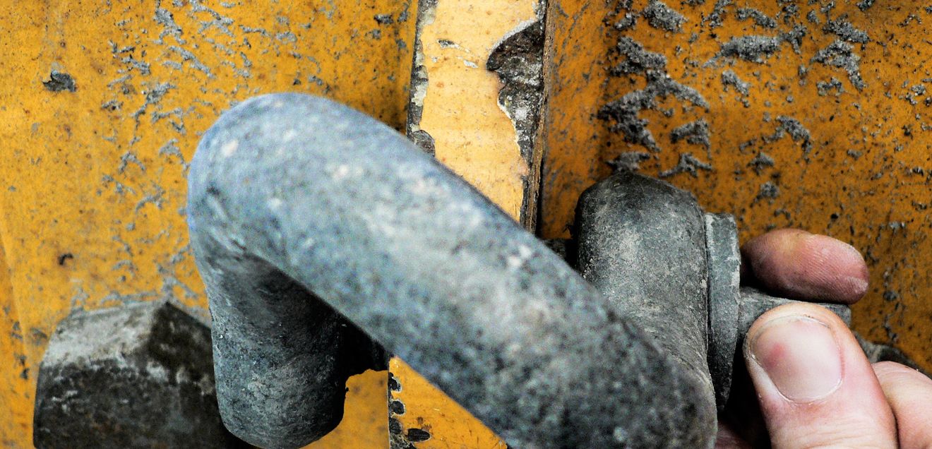 Ein verbogener Schäkel Ein verbogener Schäkel mit deutlichen Gebrauchsspuren im Detail