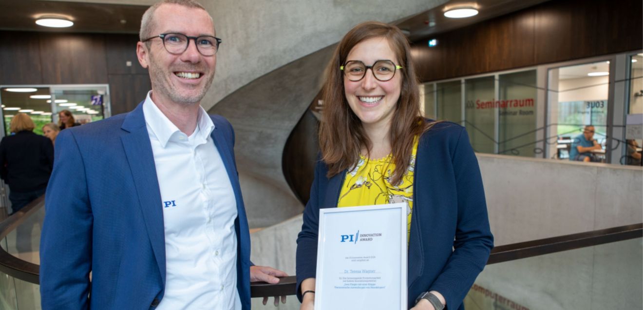 Dr. Steffen Schreiber überreicht Preis an Dr. Teresa Wagner