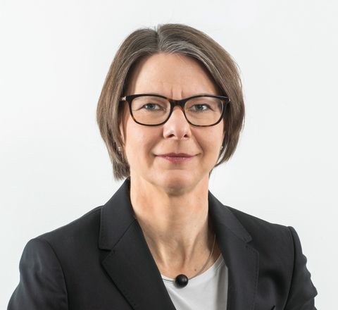 Cybergefahren im Baugewerbe: KI-Phishing und QR-Code-Risiken im Fokus Regina Mühlich, Wirtschaftsjuristin und Geschäftsführerin von AdOrga Solutions lächelt in die Kamera
