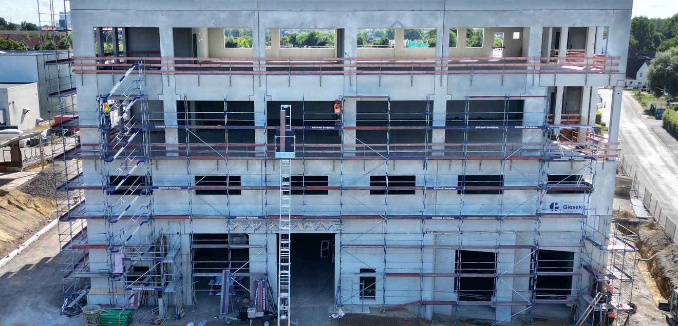 Effizienz am Bau: Wie Böcker Gerüstkrane den Materialtransport prägen Effizienz am Bau: Wie Böcker Gerüstkrane den Materialtransport prägen