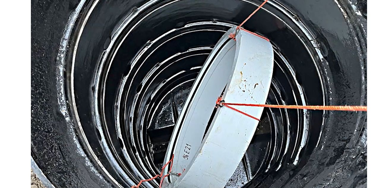 Der innovative Adapterring wird in den Altschacht abgelassen. Der innovative Adapterring wird in den Altschacht abgelassen.