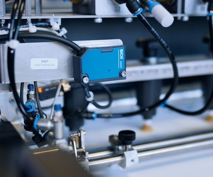 Automatische Buchproduktion: Laser-Sensorik optimiert Fotobuchfertigung Automatische Buchproduktion: Laser-Sensorik optimiert Fotobuchfertigung