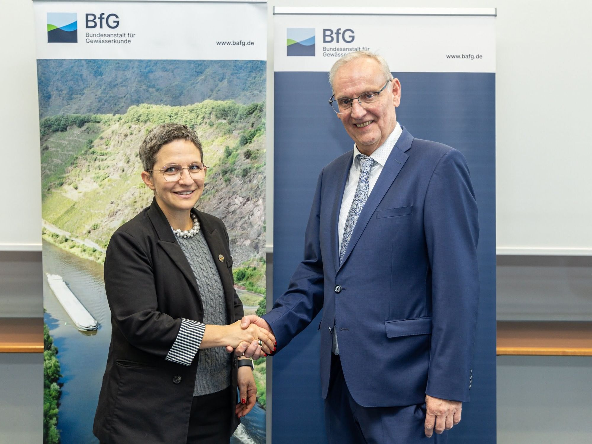 Dirk Schwardmann übernimmt Leitung der Bundesanstalt für Gewässerkunde (BfG) - Staatssekretärin Dr. Claudia Elif Stutz (BMV) gratuliert Staatssekretärin Dr. Claudia Elif Stutz (BMV), und Dirk Schwardmann, Präsident der BfG.