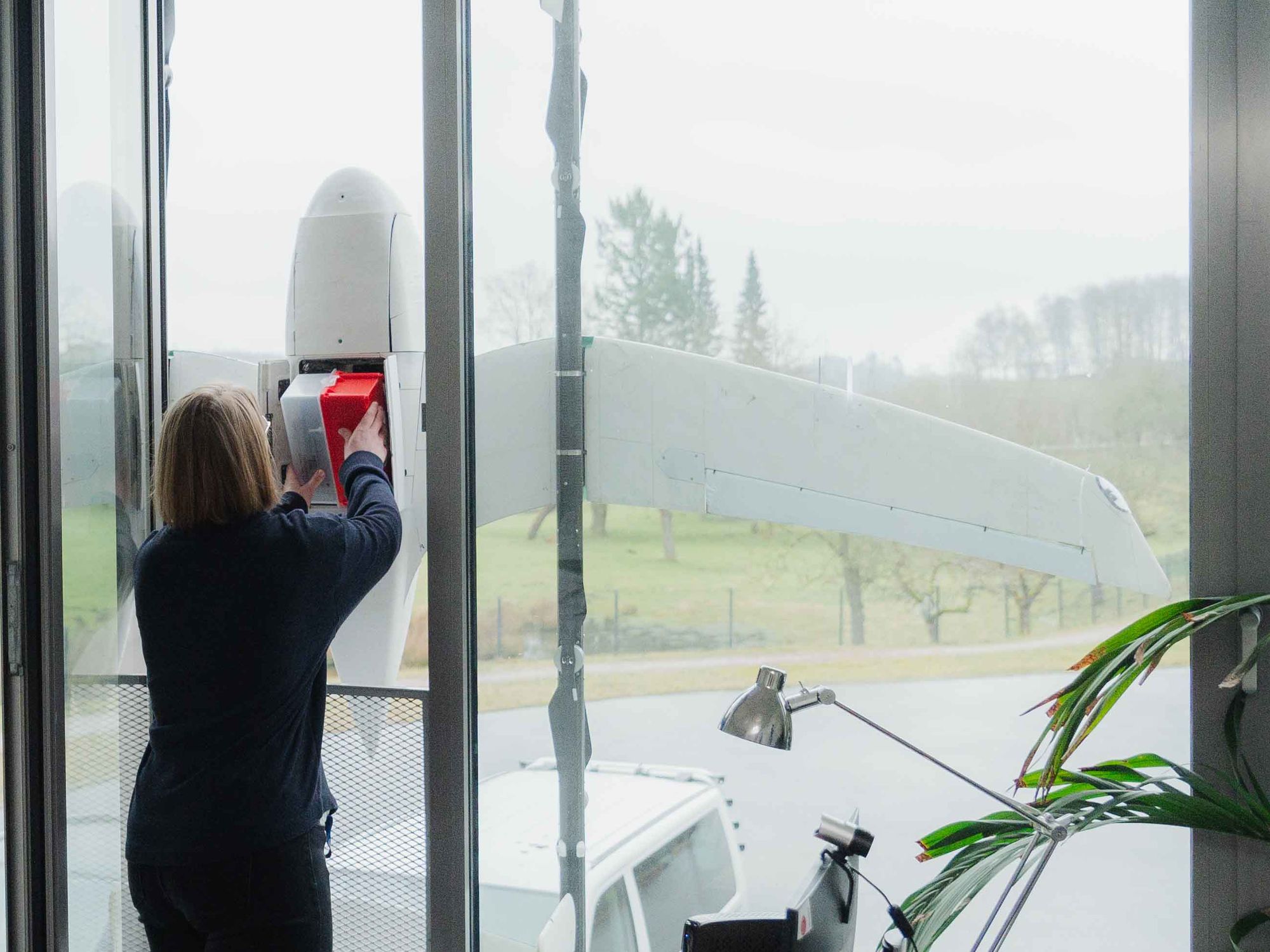 Asklepios Kliniken starten Flugtransport: Drohne transportiert Laborproben Beladung der Drohne mit Laborproben.