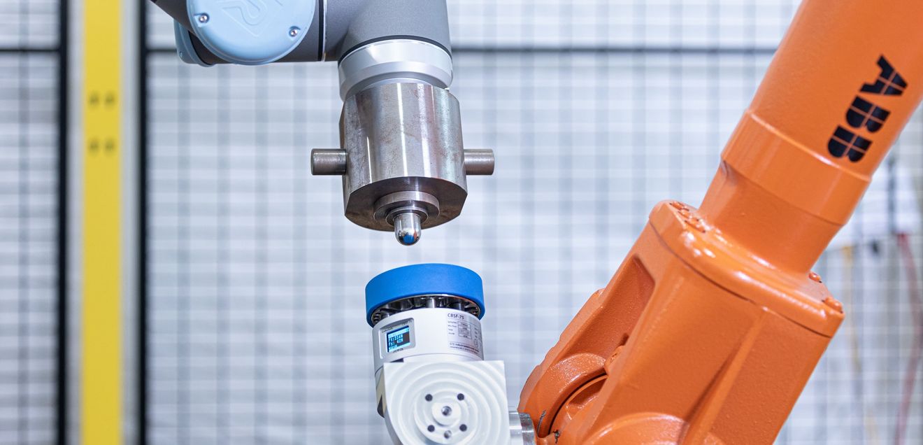 Fraunhofer IPA zeigt Automatisierungslösungen für Labor und Reinraum auf der automatica Auf dem automatischen Kollisionsprüfstand werden Cobots einmalig vermessen und so ein Kollisionsmodell erzeugt, das bei der Sicherheitsauslegung genutzt werden kann.