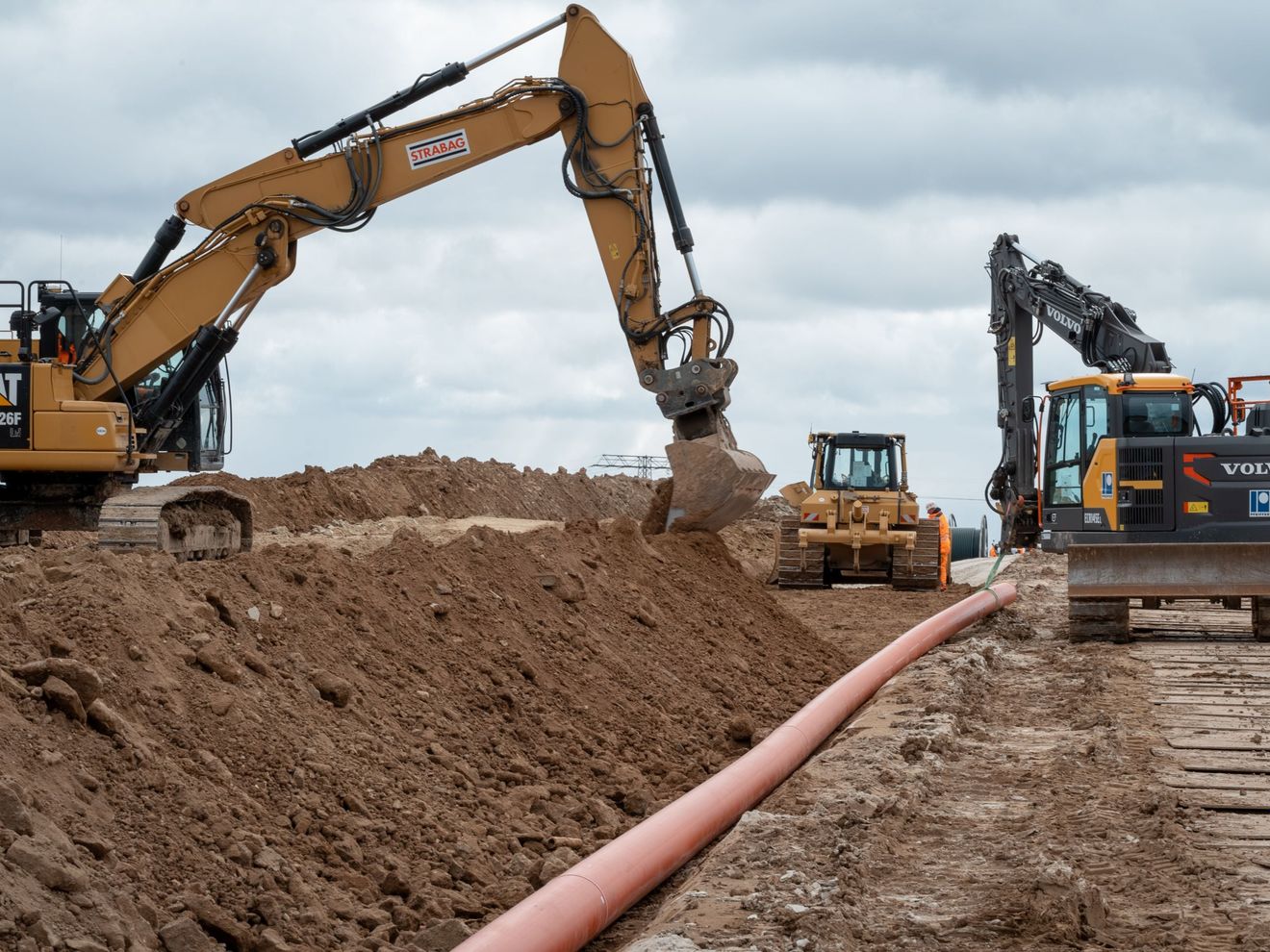 Strabag realisiert Tiefbauarbeiten für SuedLink Bagger graben in Thüringen für SuedLink
