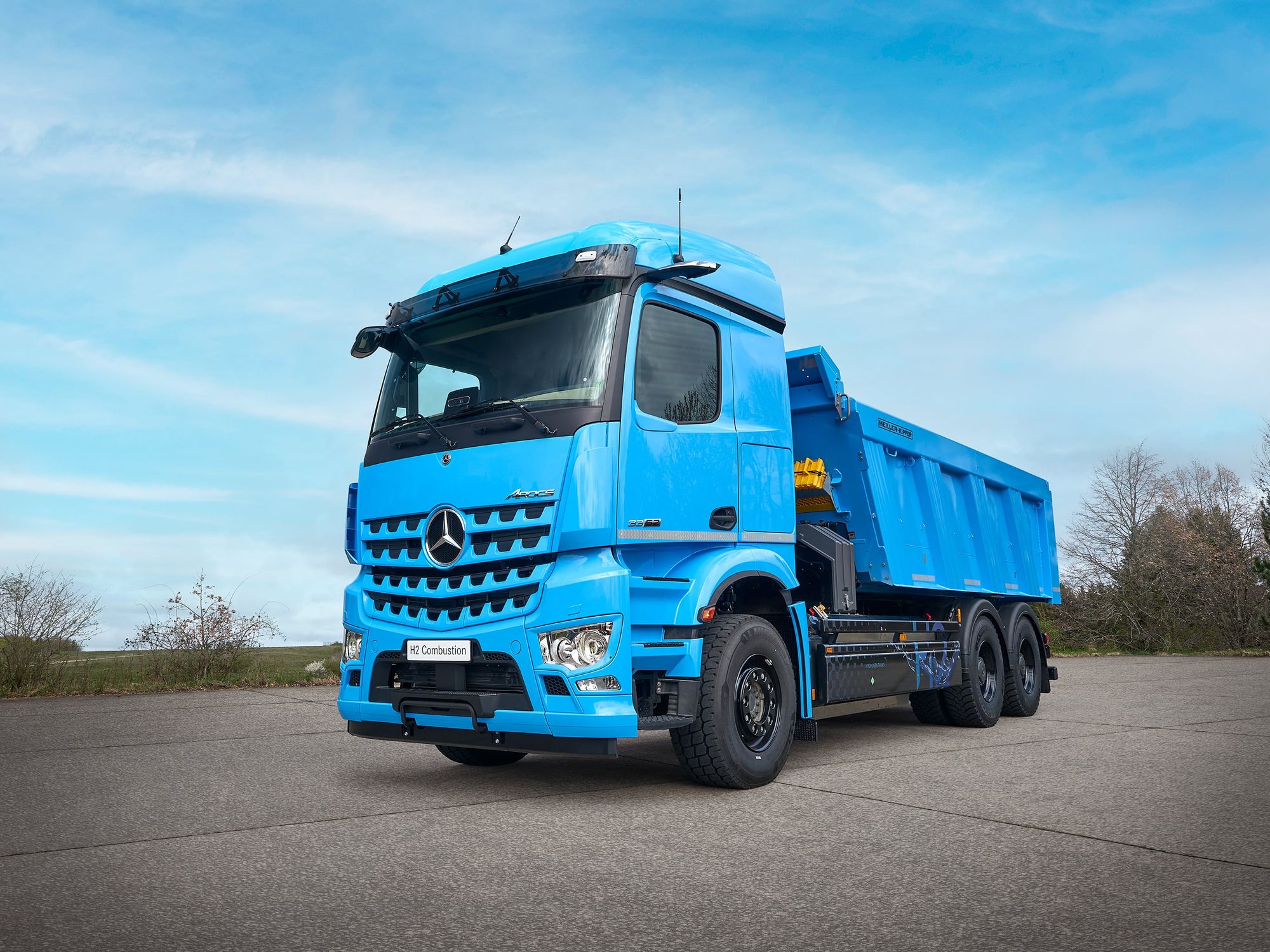 Ein blauer wasserstoffbetriebener Muldenkipper von Daimler Truck