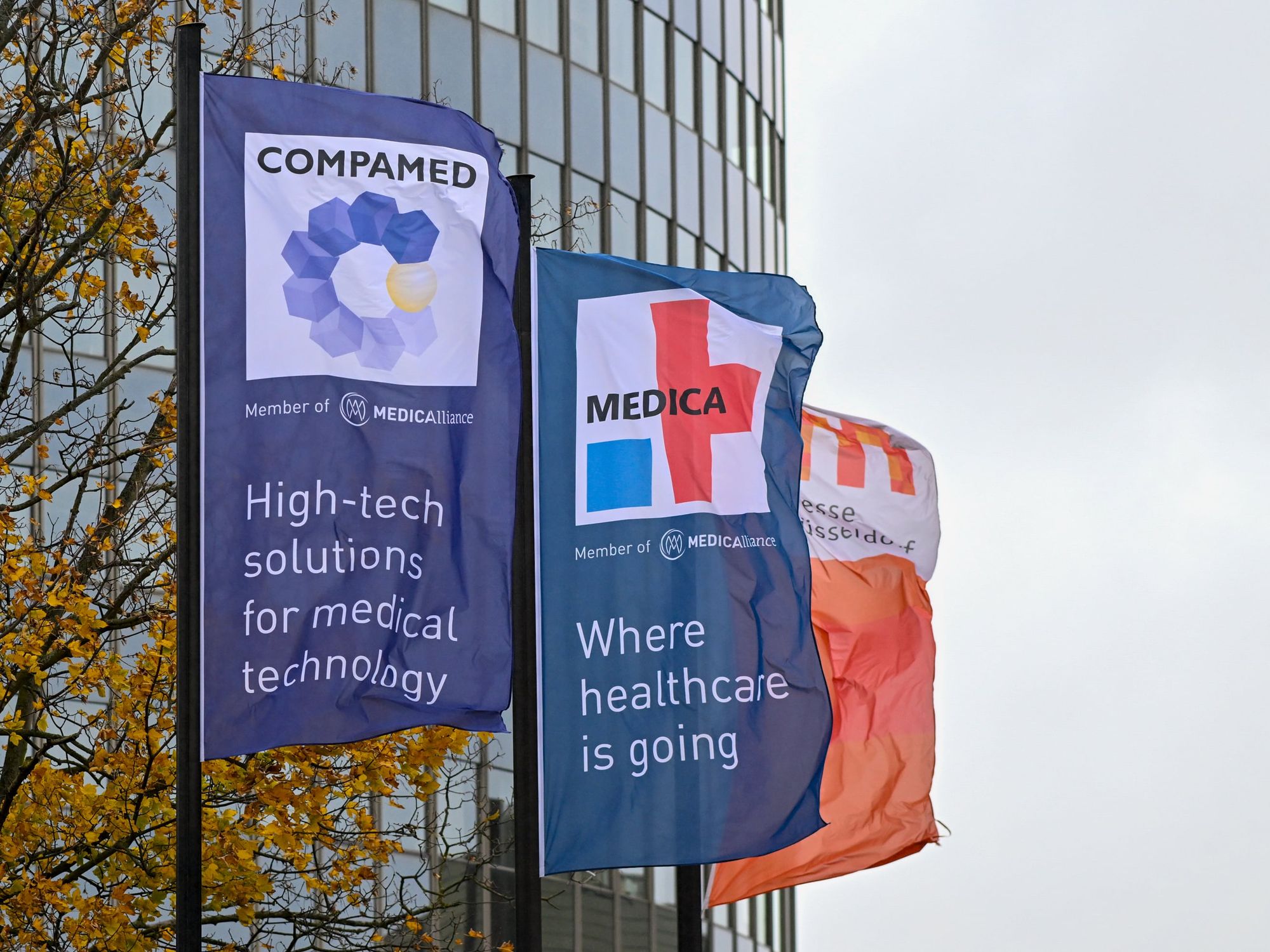 Foto der Flaggen der Messen Medica und Compamed Foto der Flaggen der Messen Medica und Compamed