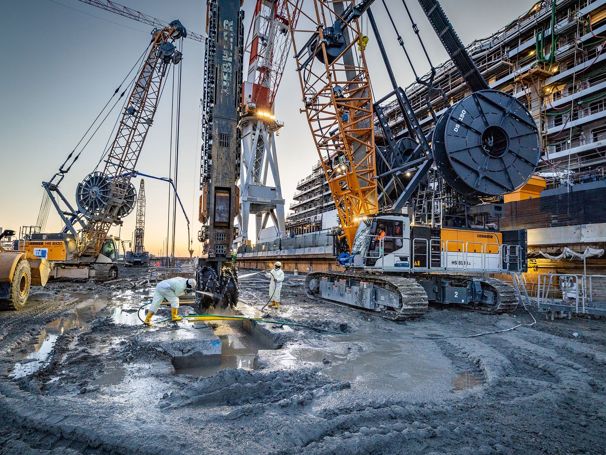 Wenn Seilbagger an ihre Grenzen gehen: Liebherr-Technik im Mega-Trockendock von Genua