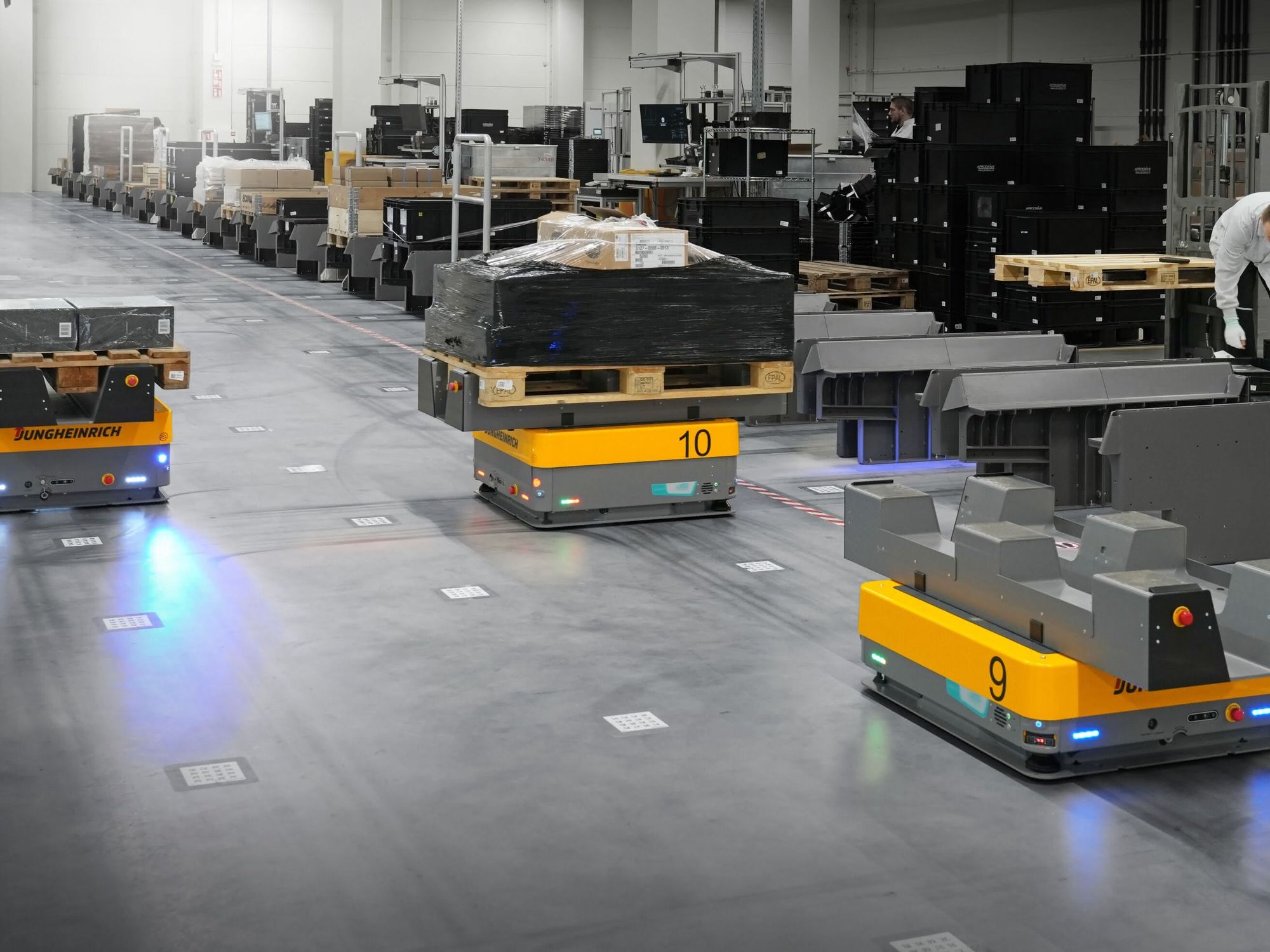 Prodrive Technologies relies on Jungheinrich: AMR and narrow-aisle forklift in combination Prodrive Technologies relies on Jungheinrich: AMR and narrow-aisle forklift in combination