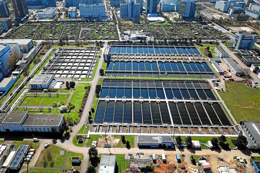 Bei Deutschlands ältester Abwasserreinigungsanlage in Frankfurt-Niederrad wurde vor Kurzem ein Klärbecken mit Liaperl neu befüllt. Liaperl-Blähtonkugeln für Frankfurt-Niederrad Biofilter für die Abwasser-Reinigung