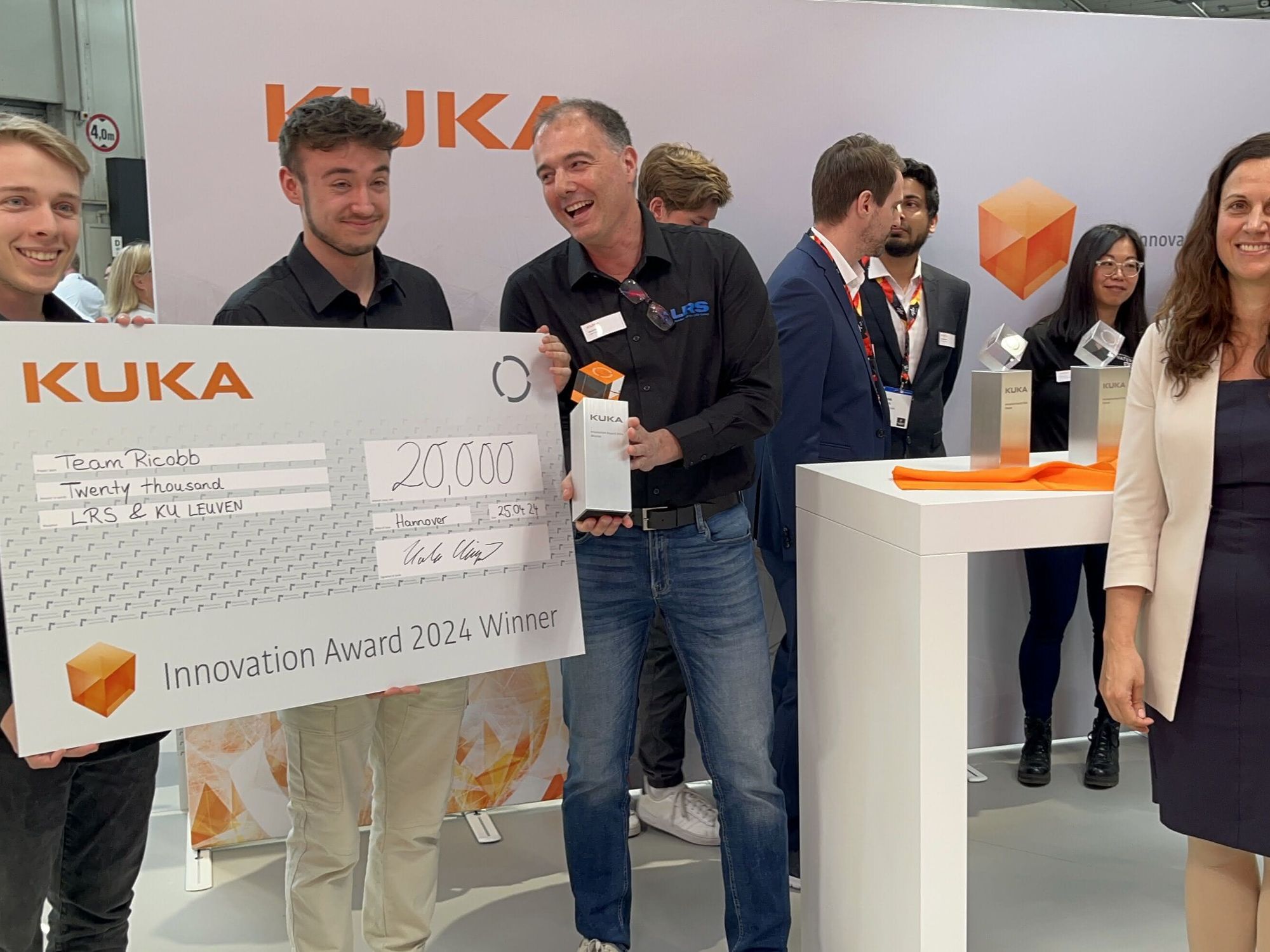 Preisverleihung: Cobot-Assistent für den Mittelstand gewinnt Kuka Innovation Award 2024 Preisverleihung: Cobot-Assistent für den Mittelstand gewinnt Kuka Innovation Award 2024