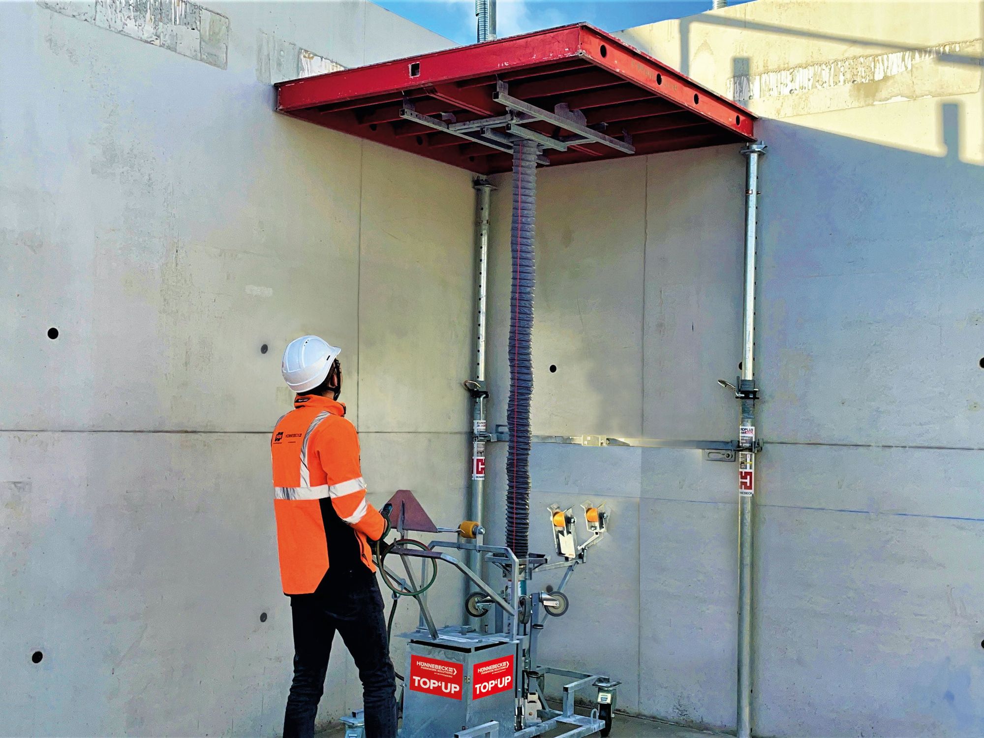 Vor allem für größere Schalhöhen bietet das neu entwickelte Hubgerät „TOP’UP“ ein besonders sicheres und ergonomisches Handling der bis zu 1,80 m x 1,80 m großen TOPEC Tafeln.