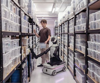 Der Anwendungsbereich Transport und Logistik ist bei den Absatzzahlen 2024 mit 102.900 Service Robotern führend. Der Anwendungsbereich Transport und Logistik ist bei den Absatzzahlen 2024 mit 102.900 Service Robotern führend.
