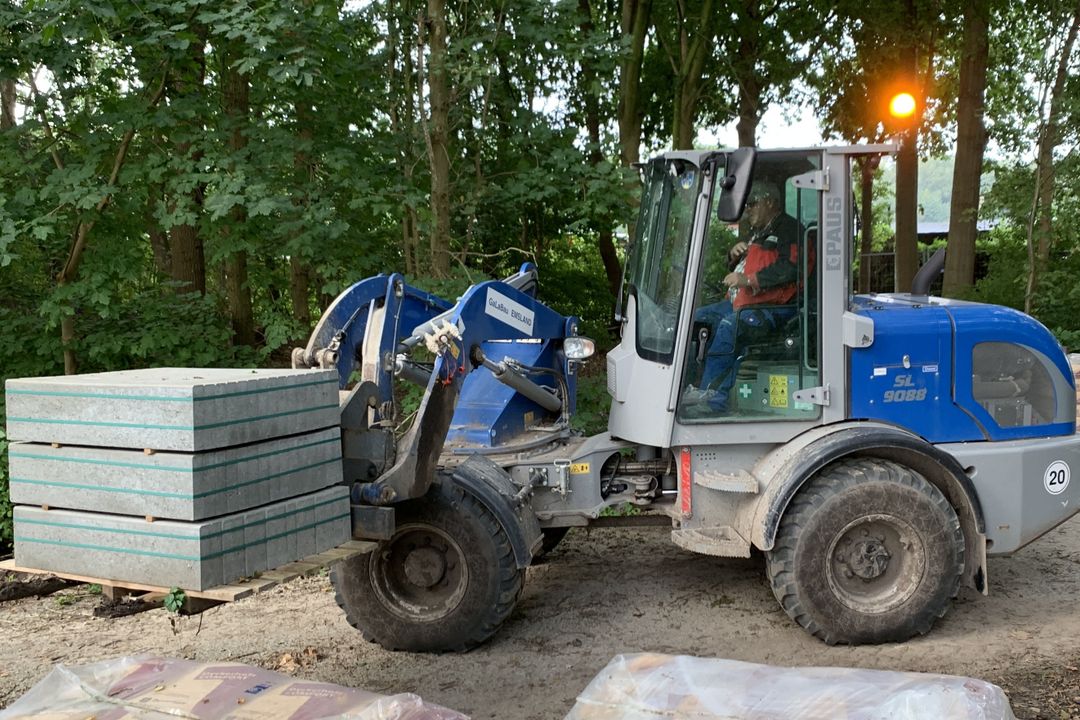 Ein mit Steinplatten beladener SL 9088  von Paus im Einsatz