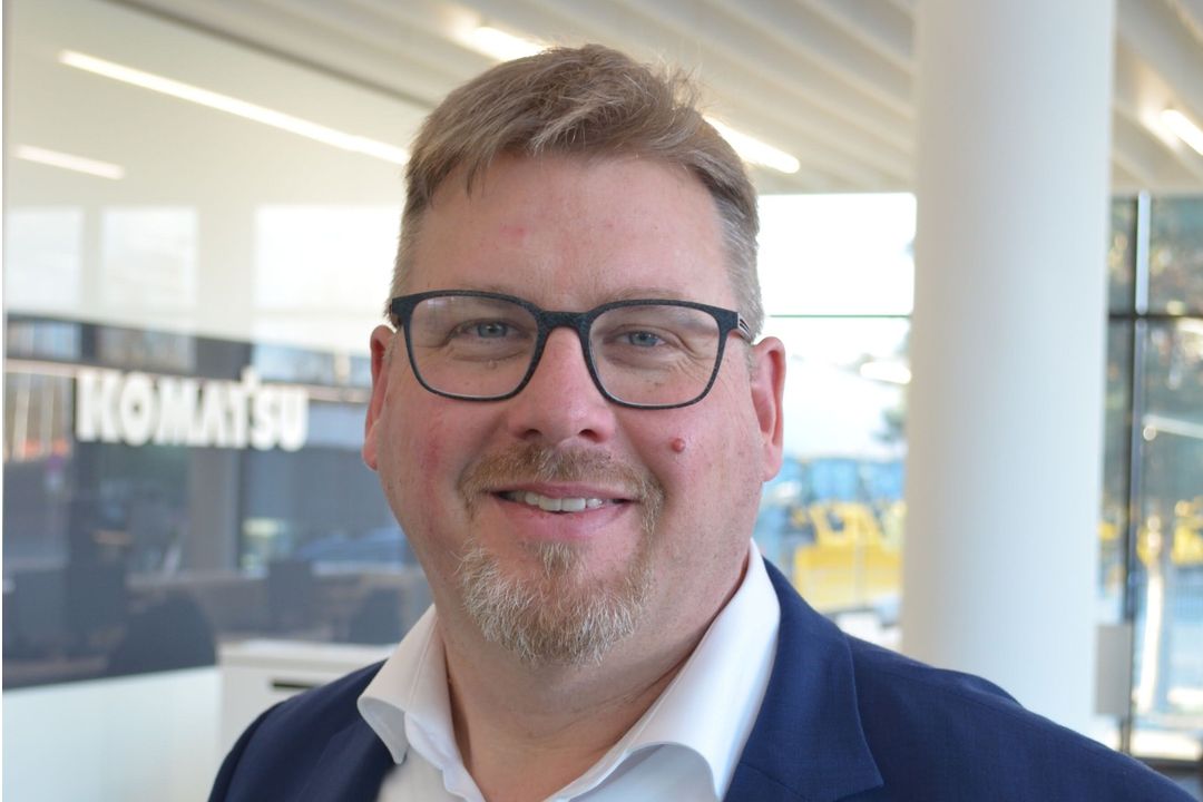 André Wohlers, Geschäftsführer von Komatsu Germany lächelt freundlich in die Kamera