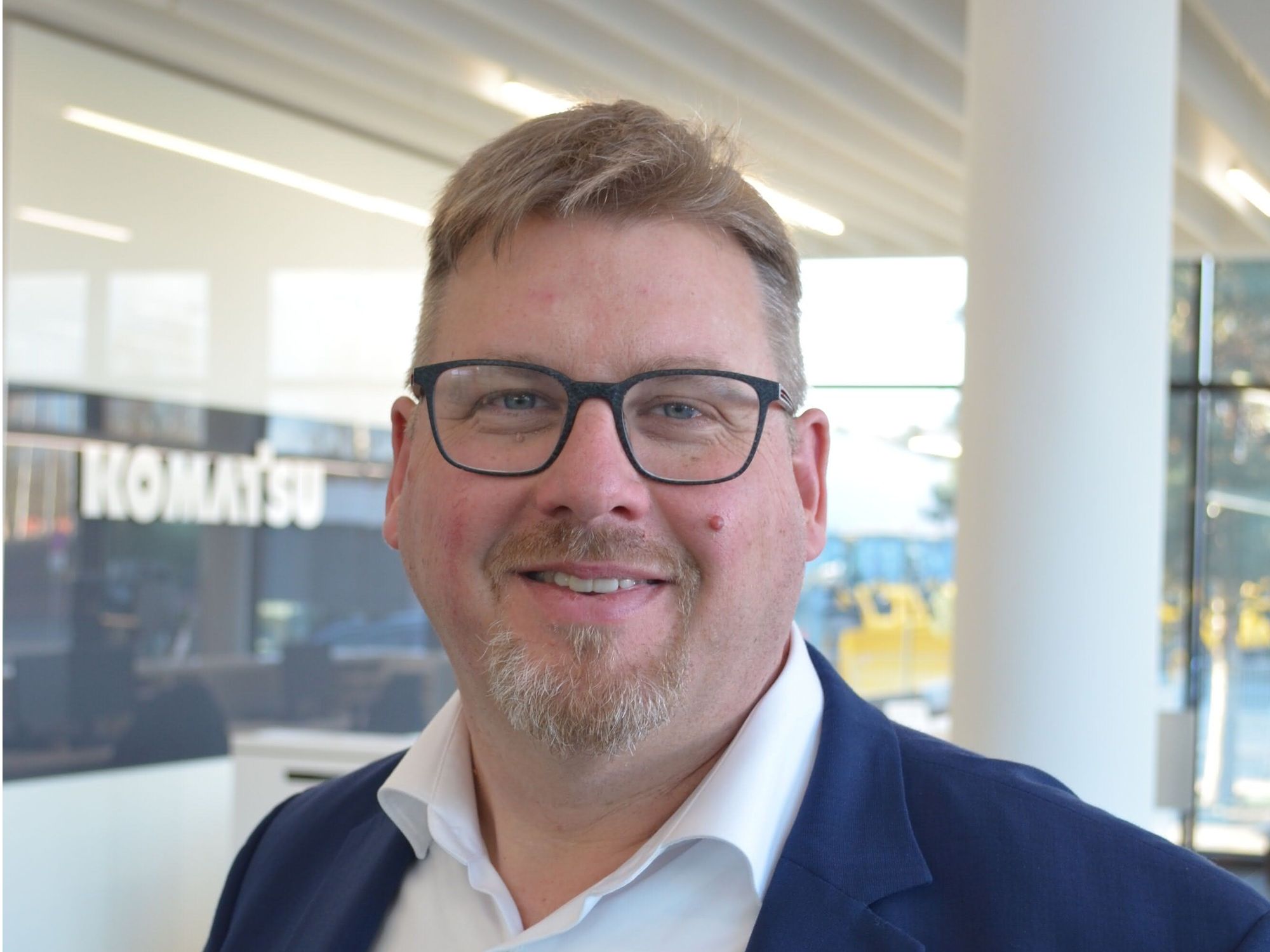 André Wohlers, Geschäftsführer von Komatsu Germany lächelt freundlich in die Kamera