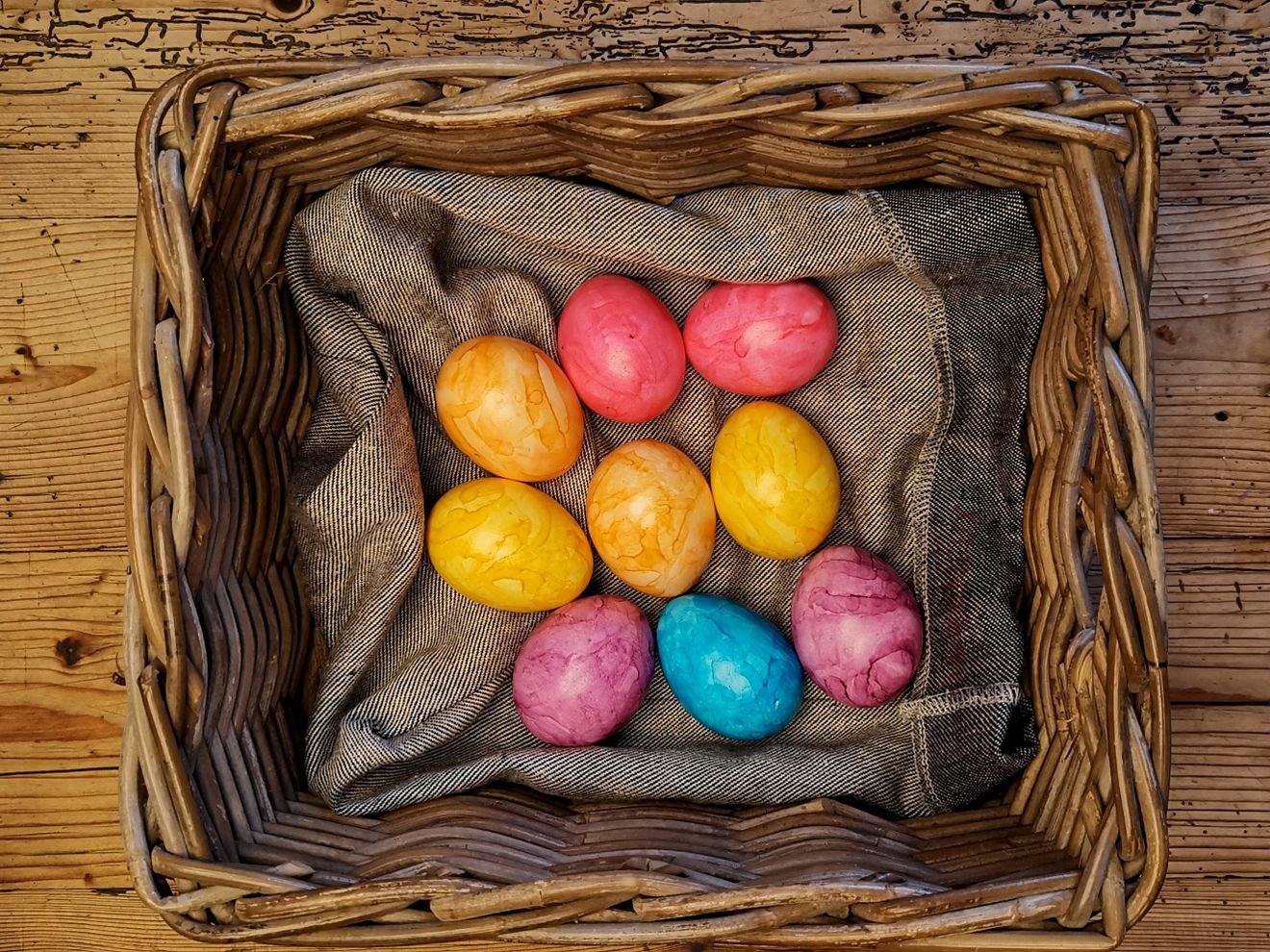 Wie sicher sind Eier Bunte Ostereier im Körbchen