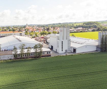 Innovative Produktion und Software von Max Frank Die neue Produktionsanlage von Max Frank in der Aussenansicht